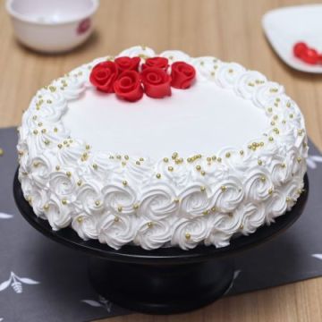 Elegant Cream Cake with Roses Half Kg