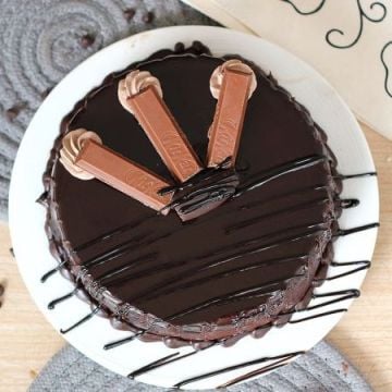 Tempting Kitkat Cake Half Kg