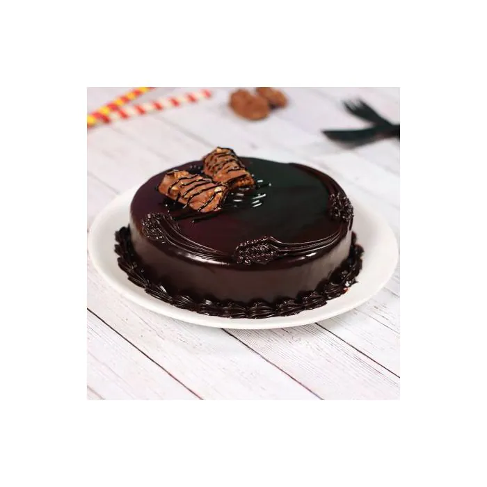 Enticing Kitkat Cake Half Kg